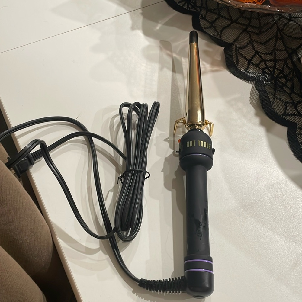 NWOT HOT TOOLS CURLING IRON